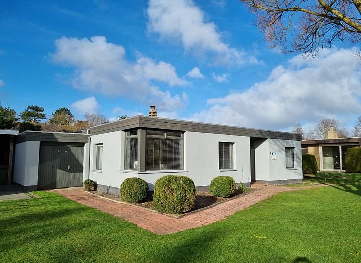 Orchismient 55 vacation home in De Koog Texel with modern facade and green garden.