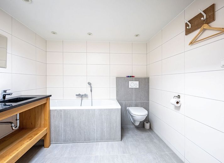 Dining area and comfortable sitting area in Orchismient 55 vacation home De Koog Texel.