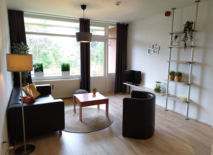 't Kerckeland - Apartment Kerckeland 82 in De Koog, Texel bietet ein gemuetliches Wohnzimmer mit Blick auf die Natur der Watteninseln.