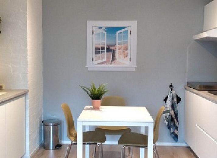 't Kerckeland - Apartment Kerckeland 82 in De Koog, Texel bietet ein gemuetliches Wohnzimmer mit Blick auf die Natur der Watteninseln.