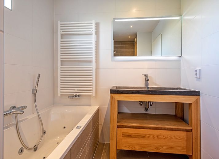 Comfortabele slaapkamer in De Duinven, De Koog, Texel, met moderne inrichting en rustgevende sfeer.