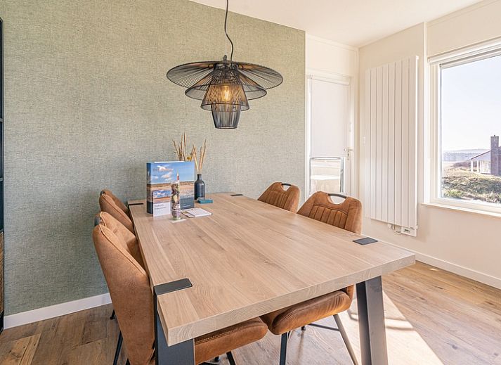 Gemuetliche Sitzecke im Appartement Juliana 150 Zeezicht, De Koog Texel, mit Blick auf das Wattenmeer.