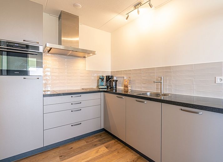 Gemuetliche Sitzecke im Appartement Juliana 150 Zeezicht, De Koog Texel, mit Blick auf das Wattenmeer.