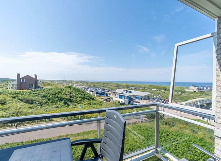 Gemuetlicher Innenbereich des Appartements Juliana 150 Zeezicht, De Koog Texel, mit moderner Einrichtung und Meerblick.