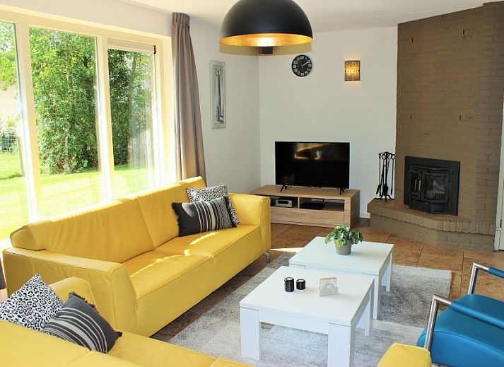 6p.Thatched vacation home Eldorado Texel in De Koog, charming exterior with thatched roof and garden.