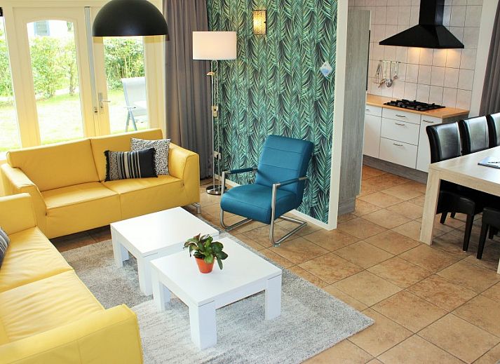 6p.Thatched vacation home Eldorado Texel in De Koog, charming exterior with thatched roof and garden.