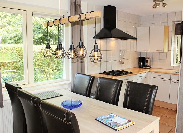 6p.Thatched vacation home Eldorado Texel in De Koog, charming exterior with thatched roof and garden.