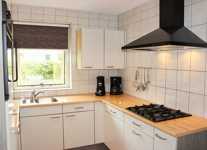 Cozy living room in 6p.thatched vacation home Eldorado Texel, De Koog, with fireplace and comfortable sofas.