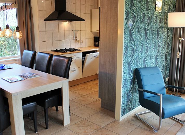 Cozy living room in 6p.thatched vacation home Eldorado Texel, De Koog, with fireplace and comfortable sofas.