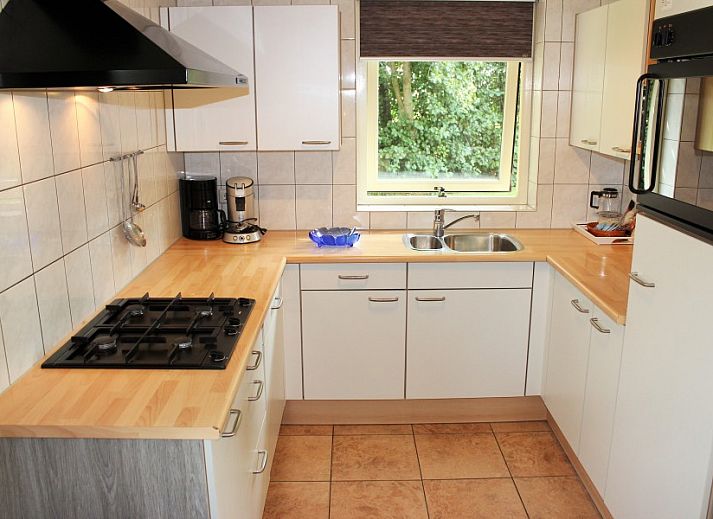 Cozy living room in 6p.thatched vacation home Eldorado Texel, De Koog, with fireplace and comfortable sofas.