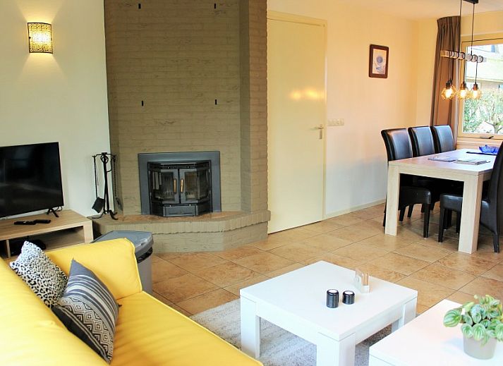 Cozy living room in 6p.thatched vacation home Eldorado Texel, De Koog, with fireplace and comfortable sofas.