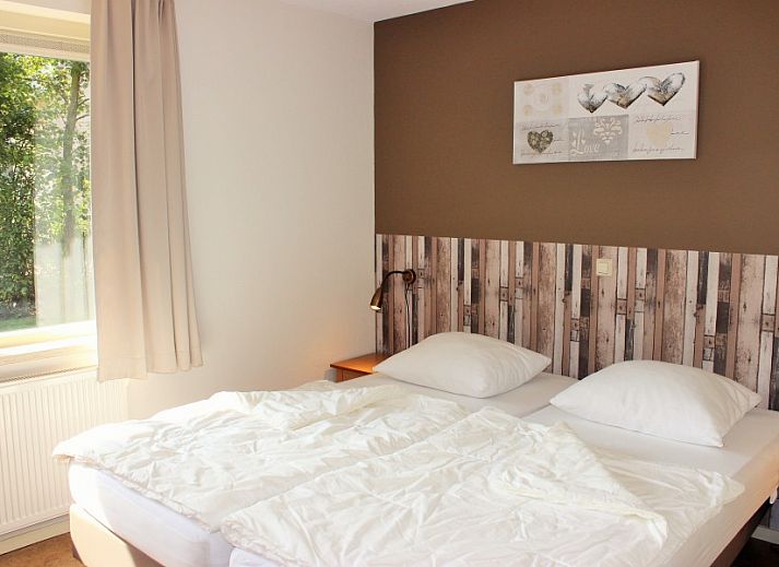 Modern living room and kitchen in 6p.thatched vacation home Eldorado Texel, De Koog, with lots of light.