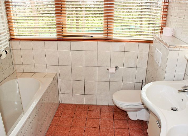 Modern living room and kitchen in 6p.thatched vacation home Eldorado Texel, De Koog, with lots of light.