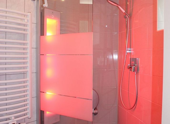 Modern living room and kitchen in 6p.thatched vacation home Eldorado Texel, De Koog, with lots of light.