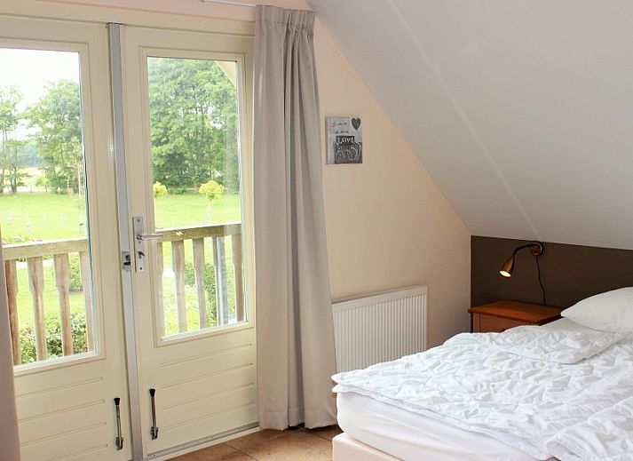 Dining area and kitchen in 6p.thatched vacation home Eldorado Texel, De Koog, with stylish lighting.