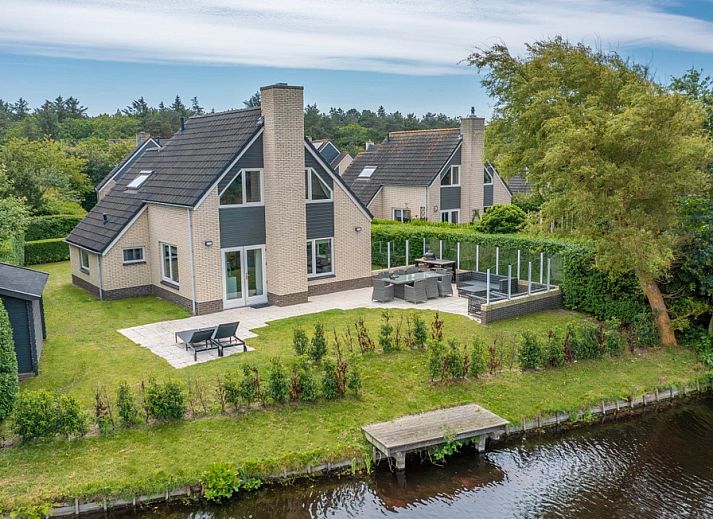 Vacation home Honeysuckle 67 in De Koog Texel with spacious garden and terrace on the water, ideal for relaxation on the Wadden Islands.
