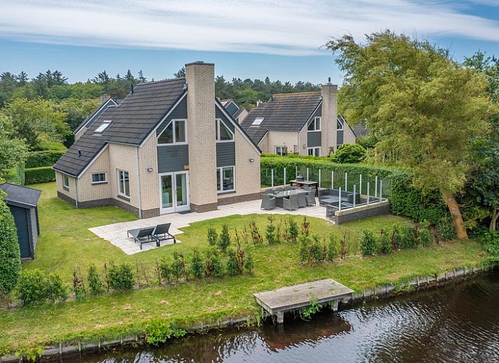 Vacation home Honeysuckle 67 in De Koog Texel with spacious garden and terrace on the water, ideal for relaxation on the Wadden Islands.