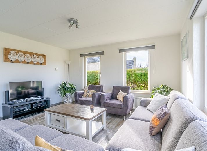 Vacation home Honeysuckle 67 in De Koog Texel with spacious garden and terrace on the water, ideal for relaxation on the Wadden Islands.