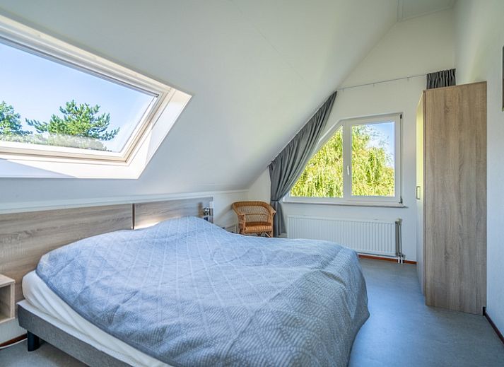 Modern living room of Holiday home Honeysuckle 67 in De Koog Texel with comfortable seating area and lots of natural light on the Wadden Islands.
