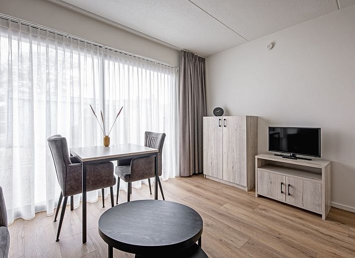 Gemuetliches Wohnzimmer in Zwei Personen Wohnung klein - Erdgeschoss, De Koog, Texel mit moderner Einrichtung und viel Tageslicht.