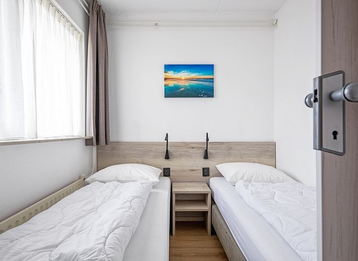 Helles Wohnzimmer mit Essbereich in Zwei Personen Wohnung klein - Erdgeschoss, De Koog, Texel, ideal fuer einen entspannenden Aufenthalt.