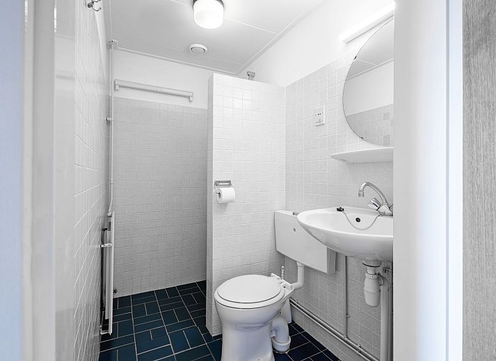 Helles Wohnzimmer mit Essbereich in Zwei Personen Wohnung klein - Erdgeschoss, De Koog, Texel, ideal fuer einen entspannenden Aufenthalt.