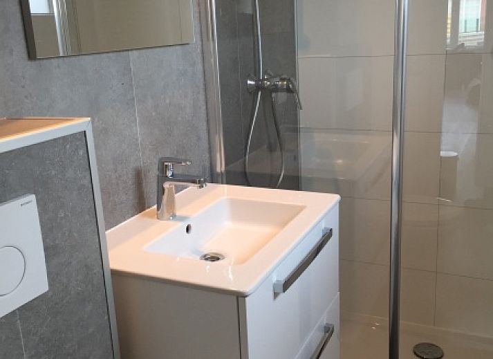 Chalet Bregkoog 224 in De Koog, Texel, with modern look and green surroundings.