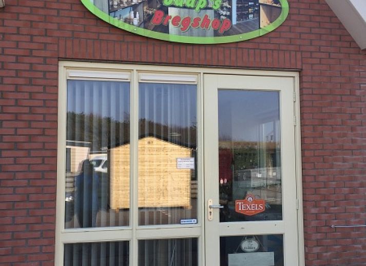 Fully equipped kitchen in Chalet Bregkoog 224, De Koog, Texel, ideal for self-catering vacations.