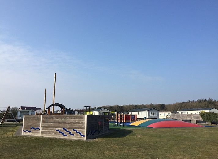 Fully equipped kitchen in Chalet Bregkoog 224, De Koog, Texel, ideal for self-catering vacations.