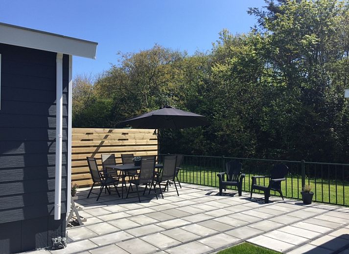 Fully equipped kitchen in Chalet Bregkoog 224, De Koog, Texel, ideal for self-catering vacations.