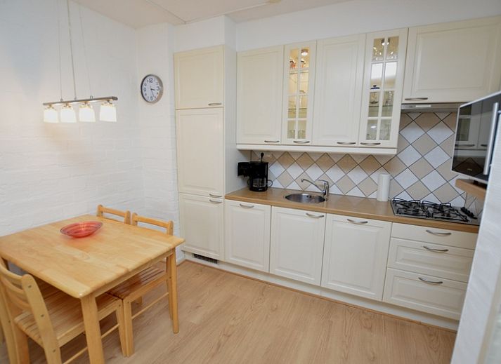 Geraeumiges Wohnzimmer der Ferienwohnung Kerckeland 110 in De Koog Texel mit Blick auf die Natur.