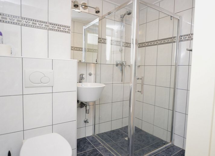 Geraeumiges Wohnzimmer der Ferienwohnung Kerckeland 110 in De Koog Texel mit Blick auf die Natur.