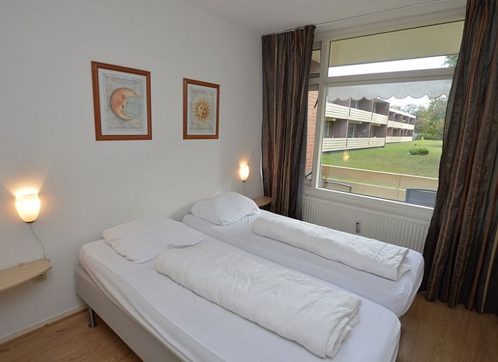 Geraeumiges Wohnzimmer der Ferienwohnung Kerckeland 110 in De Koog Texel mit Blick auf die Natur.