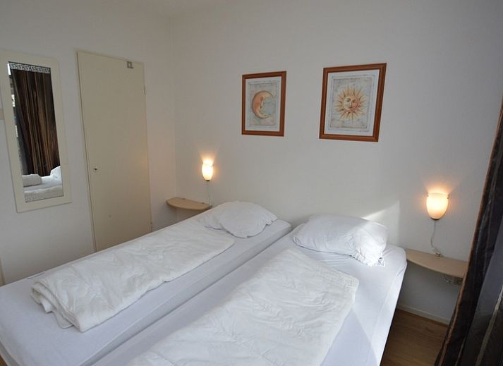 Geraeumiges Wohnzimmer der Ferienwohnung Kerckeland 110 in De Koog Texel mit Blick auf die Natur.