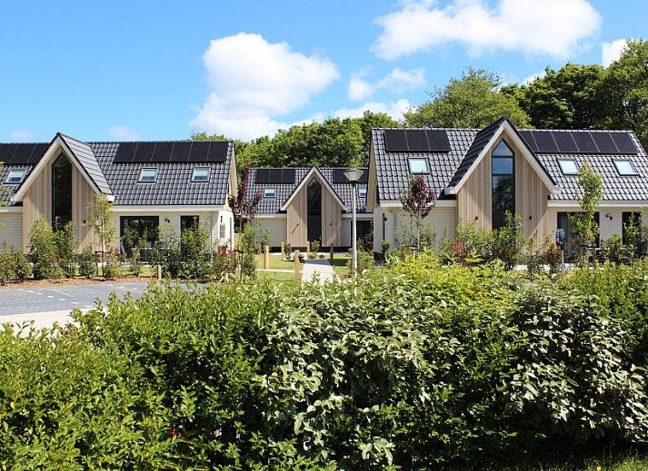 Stijlvolle woonkamer in 6 Pers.Landhuis de Luxe Eldorado Texel, De Koog, met rode banken.