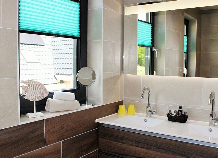 Stijlvolle woonkamer in 6 Pers.Landhuis de Luxe Eldorado Texel, De Koog, met rode banken.