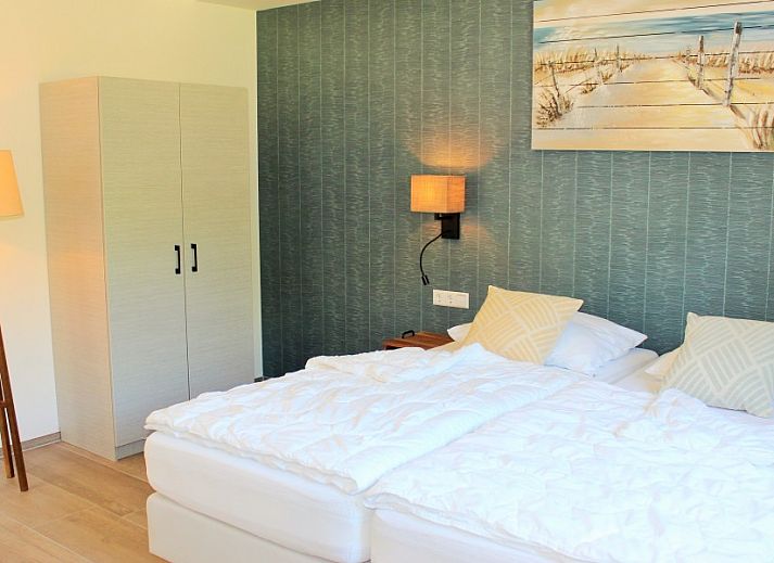 Stijlvolle woonkamer in 6 Pers.Landhuis de Luxe Eldorado Texel, De Koog, met rode banken.