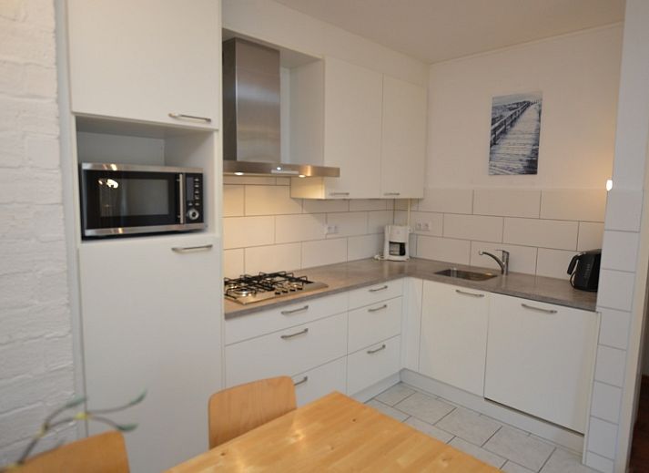 Bright living room of Apartment Kerckeland 24, De Koog, Texel with views of nature and modern furniture.