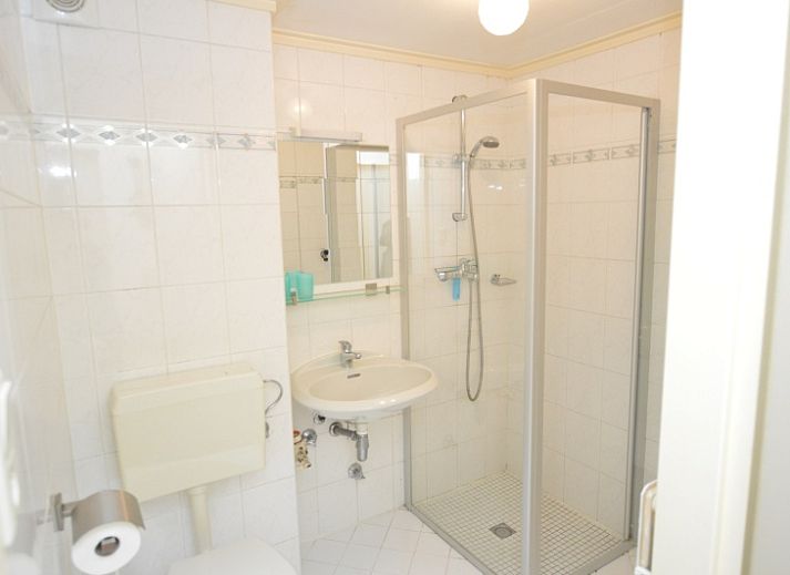 Bright living room of Apartment Kerckeland 24, De Koog, Texel with views of nature and modern furniture.