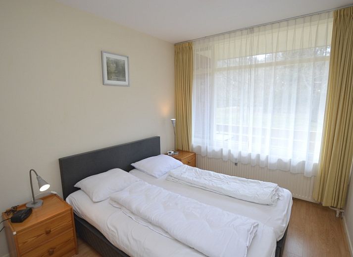 Bright living room of Apartment Kerckeland 24, De Koog, Texel with views of nature and modern furniture.