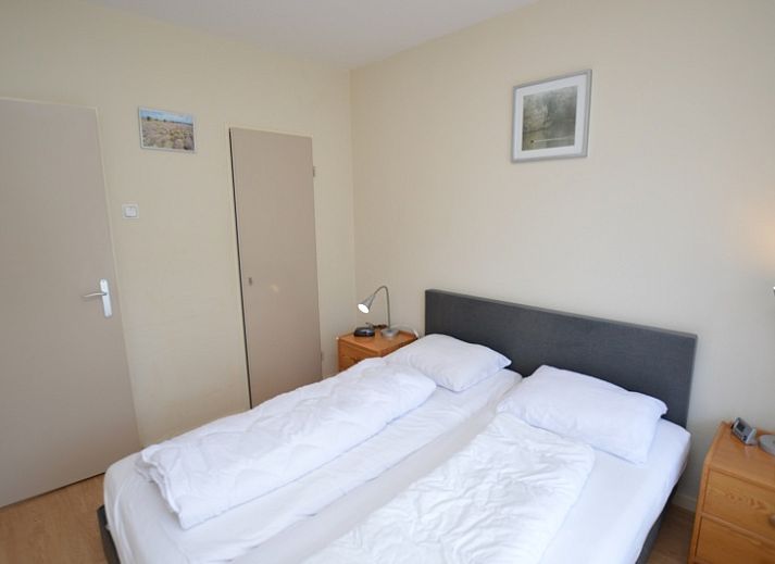Bright living room of Apartment Kerckeland 24, De Koog, Texel with views of nature and modern furniture.