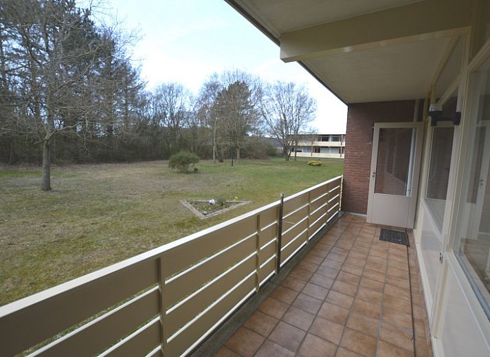 Bright living room of Apartment Kerckeland 24, De Koog, Texel with views of nature and modern furniture.