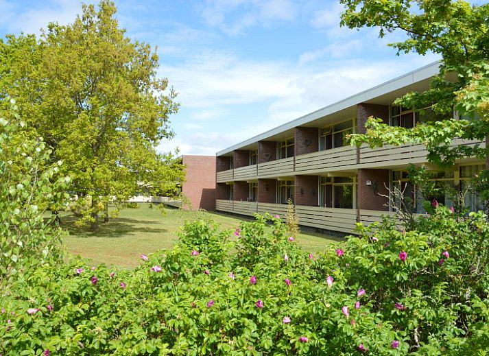 Spacious sitting area in Apartment Kerckeland 24, De Koog, Texel with large windows and lots of natural light.