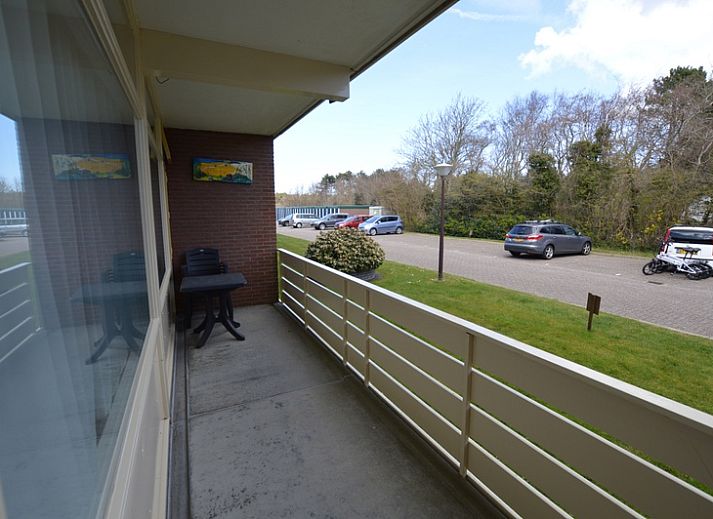 Bright living room of Apartment Kerckeland 70, vacation accommodation in De Koog, Texel with large windows.