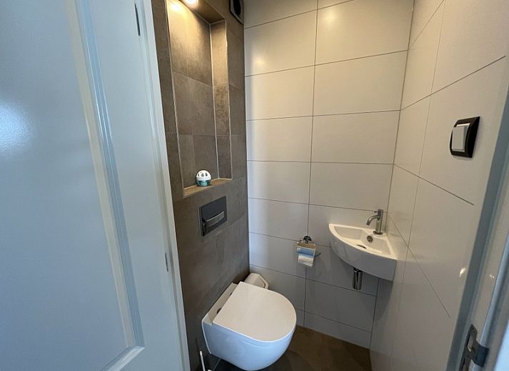 Stylish living room of Holiday home Duinzee Texel in De Koog with comfortable seating.