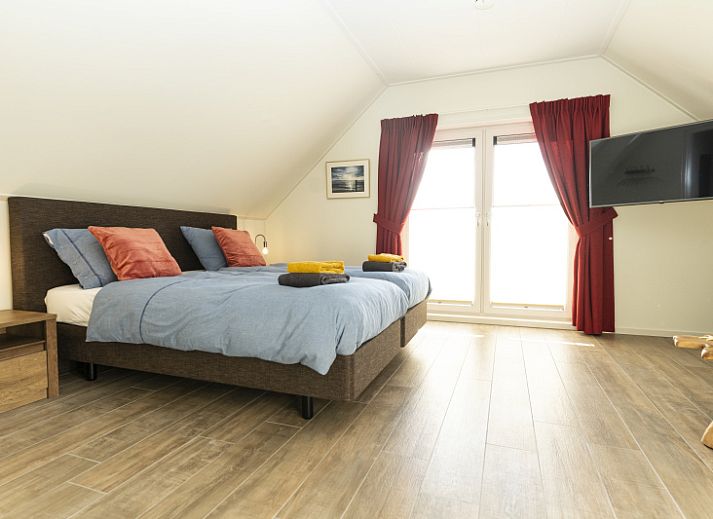 Charming vacation home De Abeel in De Koog, Texel, with spacious garden and traditional architecture.