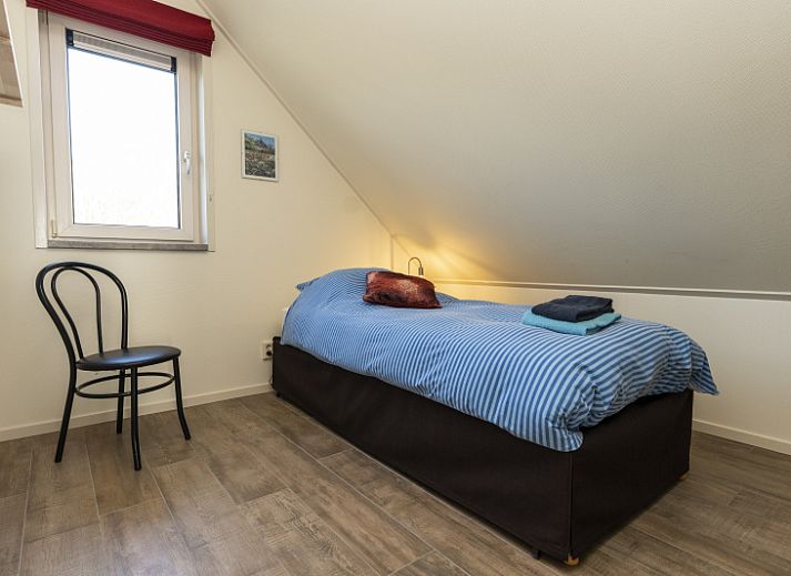 Charming vacation home De Abeel in De Koog, Texel, with spacious garden and traditional architecture.