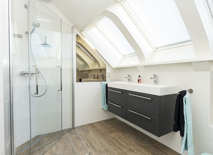 Charming vacation home De Abeel in De Koog, Texel, with spacious garden and traditional architecture.