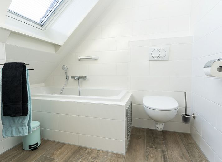 Charming vacation home De Abeel in De Koog, Texel, with spacious garden and traditional architecture.