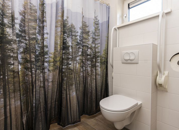 Charming vacation home De Abeel in De Koog, Texel, with spacious garden and traditional architecture.